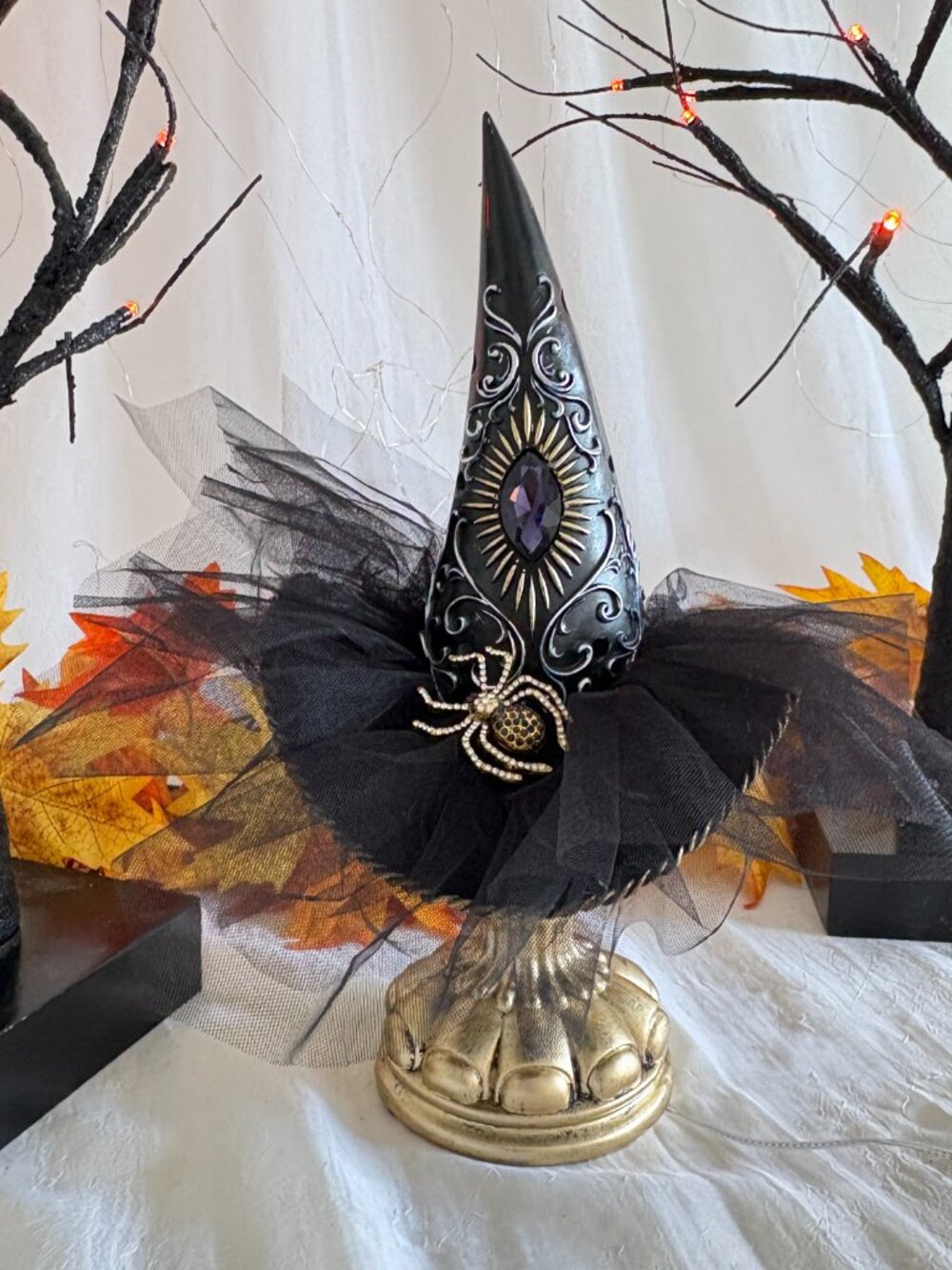 Christian Siriano Halloween LED Witch Hat Spider Gem Brooch Pedestal Figure New